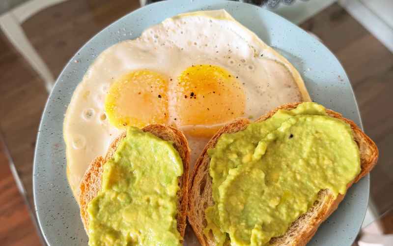 AGUACATE Y HUEVOS