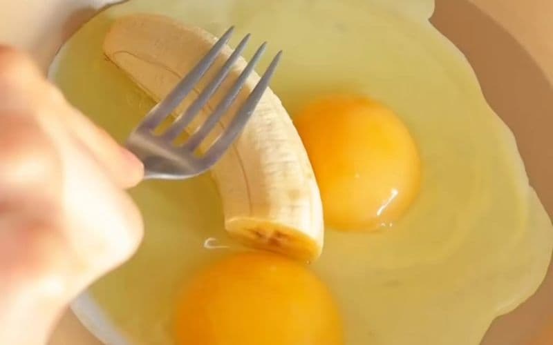 HUEVO REVUELTO CON BANANA