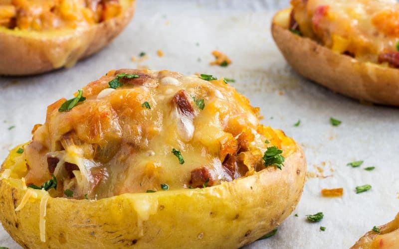 PAPA RELLENA CON POLLO Y CREMA DE MAÍZ