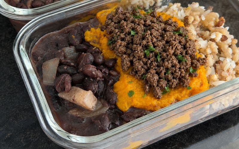 ARROZ CON FRIJOLES, PURÉ DE CALABAZA Y CARNE MOLIDA