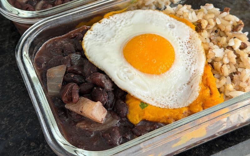 ARROZ CON FRIJOLES, PURÉ DE CALABAZA Y HUEVO