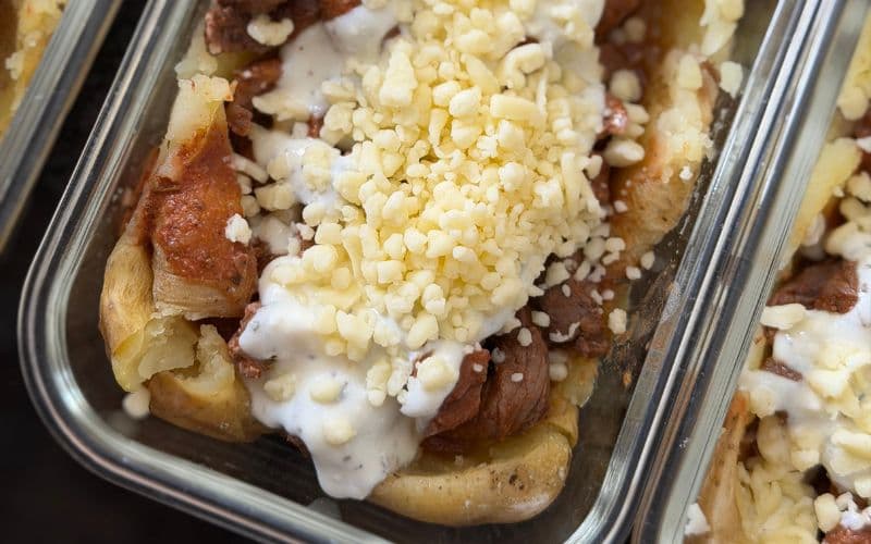 PAPA AL HORNO CON TIRAS DE CARNE Y SALSA BLANCA
