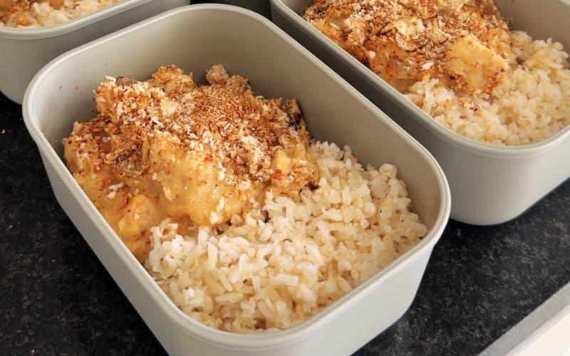 POLLO CON CREMA DE CEBOLLA Y MIGAS CRUJIENTES