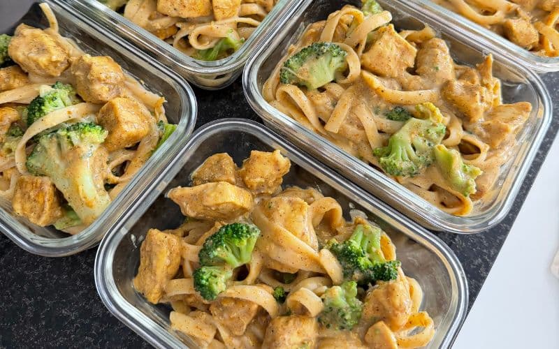 PASTA CON POLLO EN SALSA BLANCA Y BRÓCOLI