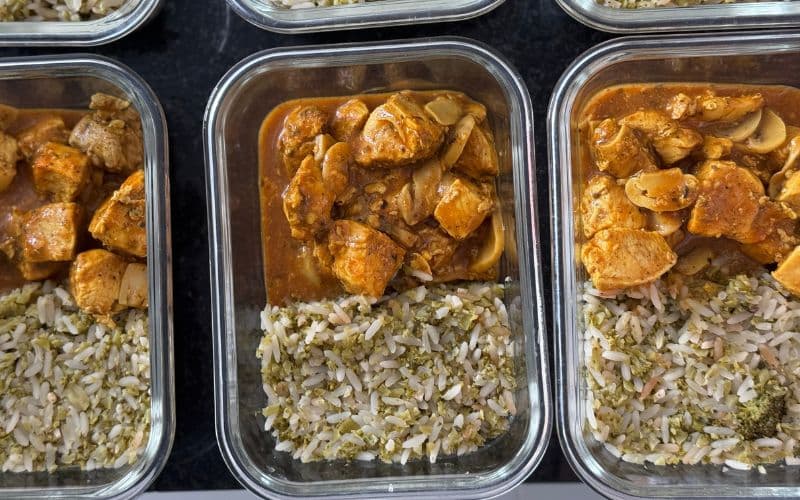 STROGANOFF DE POLLO Y ARROZ CON BRÓCOLI