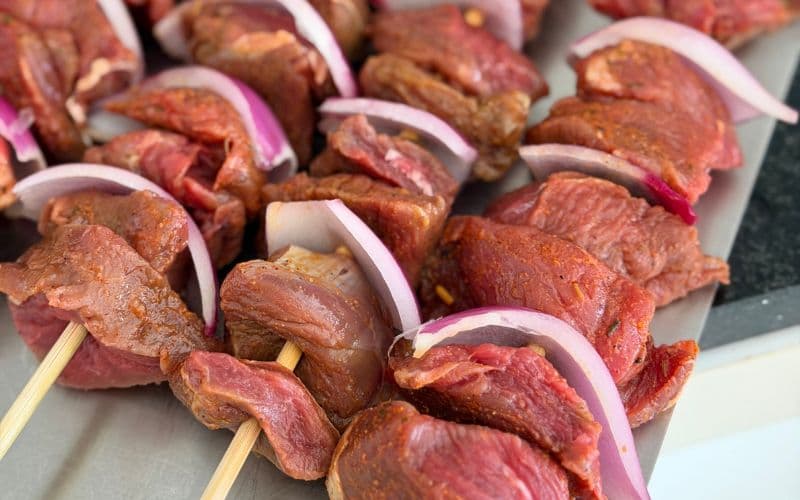 BROCHETA DE CARNE CON CEBOLLA